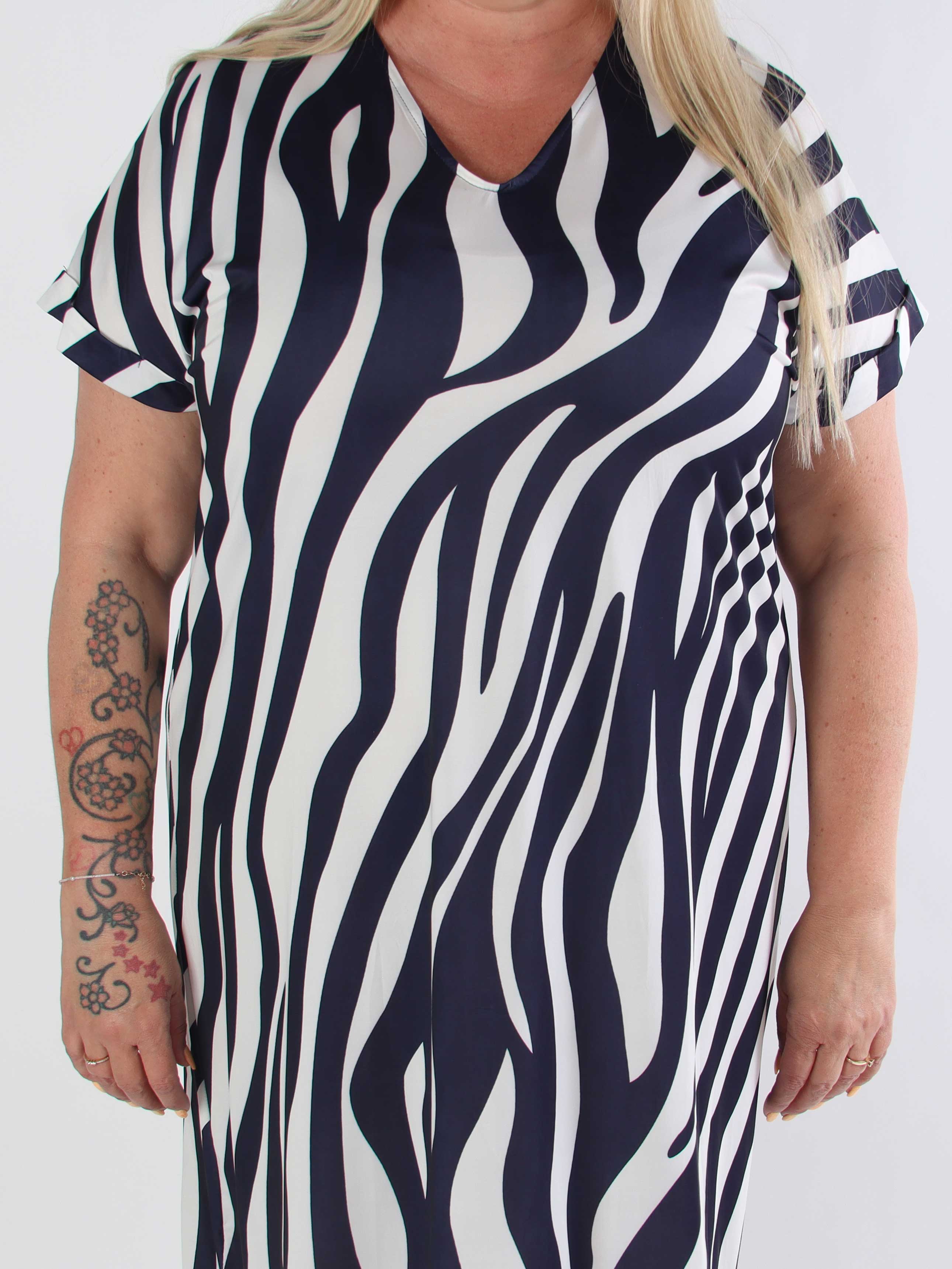 Evie Zebra - Plus size tunikaklänning i elastiskt tyg med zebramönster.
